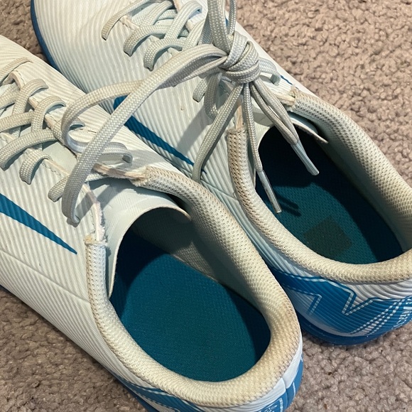 Nike White and Teal Sports Sneakers - Picture 7 of 8